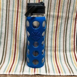 LIFEFACTIRY Blue Water Bottle with Silicone Sleeve. 20 oz